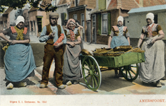 13084 Afbeelding van een enkele personen in Spakenburgse klederdracht met een handkar in een straat te Amersfoort.